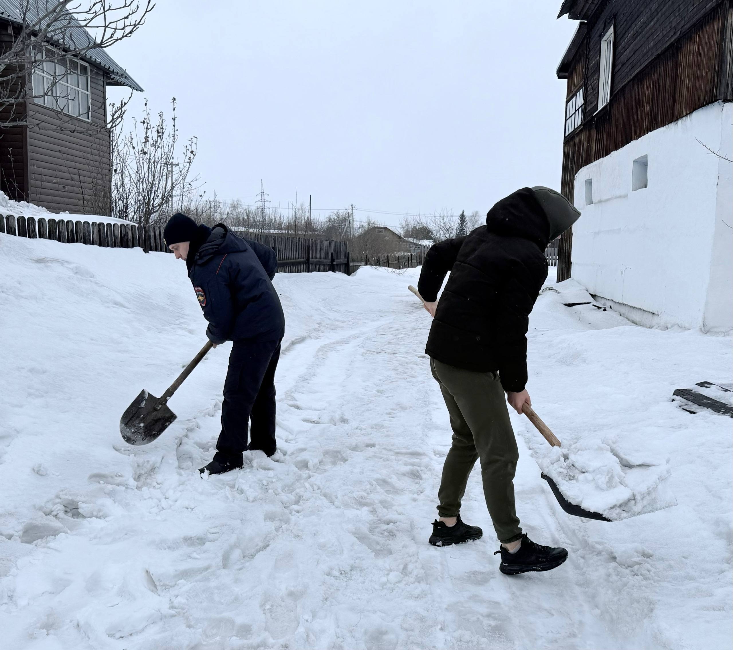 В Кузбассе транспортные полицейские и общественники провели акцию «Добрые дела» В Кузбассе транспортные полицейские и общественники провели акцию «Добрые дела»