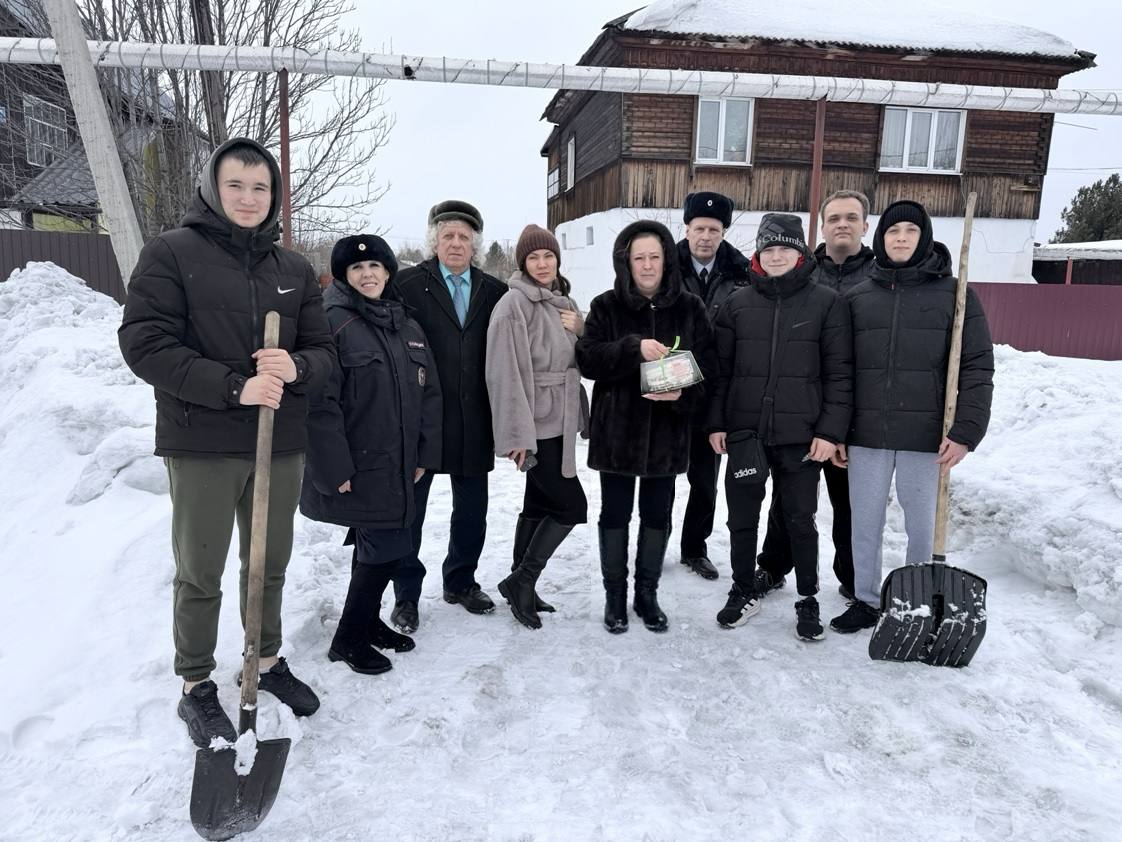 В Кузбассе транспортные полицейские и общественники провели акцию «Добрые дела» В Кузбассе транспортные полицейские и общественники провели акцию «Добрые дела»