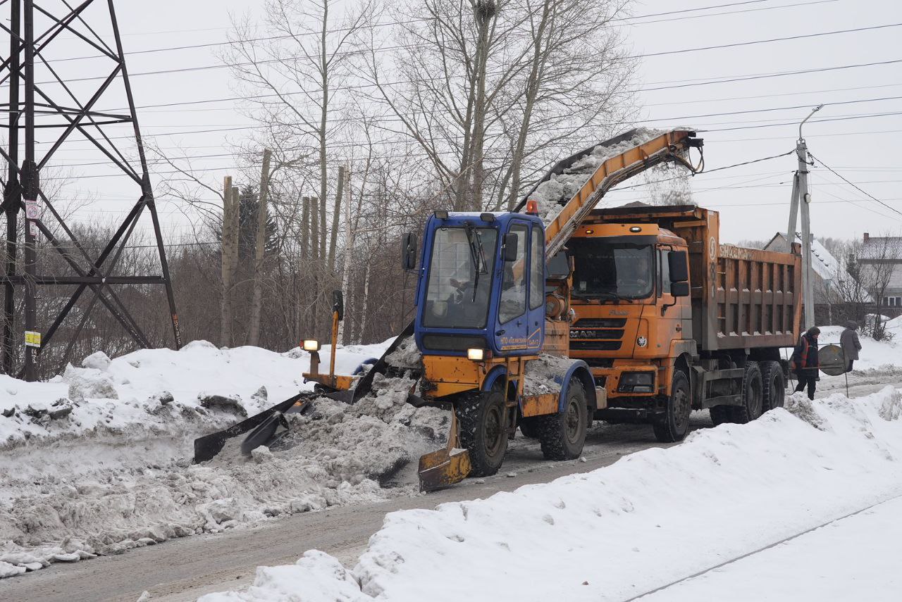 В Кемерове сегодня в рамках противопаводковых мероприятий вывозят снег на улице Ракитянского В Кемерове сегодня в рамках противопаводковых мероприятий вывозят снег на улице Ракитянского