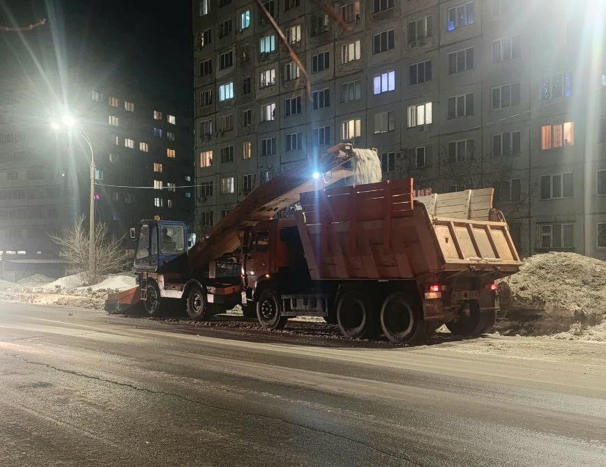 В Кемерове дорожные службы вывозят снег и убирают ледяные накаты со сложных участков В Кемерове дорожные службы вывозят снег и убирают ледяные накаты со сложных участков