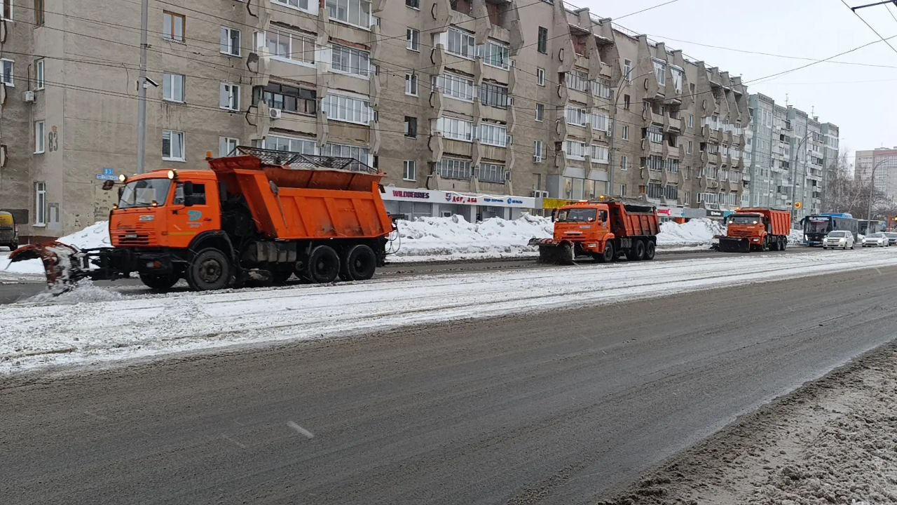 Сегодня дорожная техника работает в Рудничном районе Кемерова