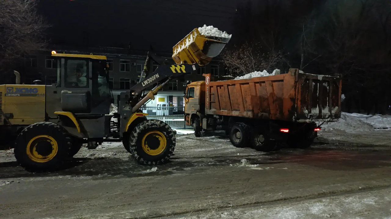 Уборка города от снега проводится сегодня в каждом районе Кемерова Уборка города от снега проводится сегодня в каждом районе Кемерова