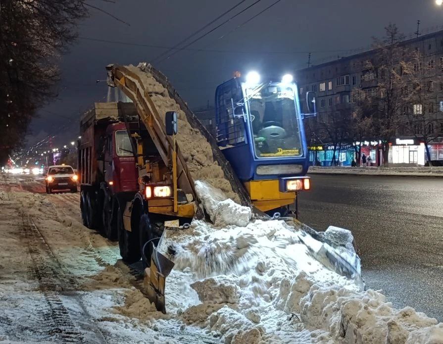 Уборка города от снега проводится сегодня в каждом районе Кемерова Уборка города от снега проводится сегодня в каждом районе Кемерова