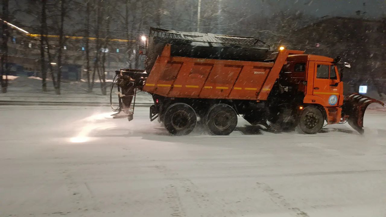 Уборка города от снега проводится сегодня в каждом районе Кемерова Уборка города от снега проводится сегодня в каждом районе Кемерова