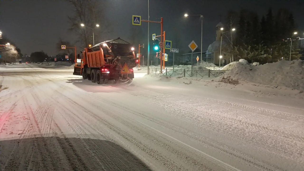 Уборка города от снега проводится сегодня в каждом районе Кемерова Уборка города от снега проводится сегодня в каждом районе Кемерова