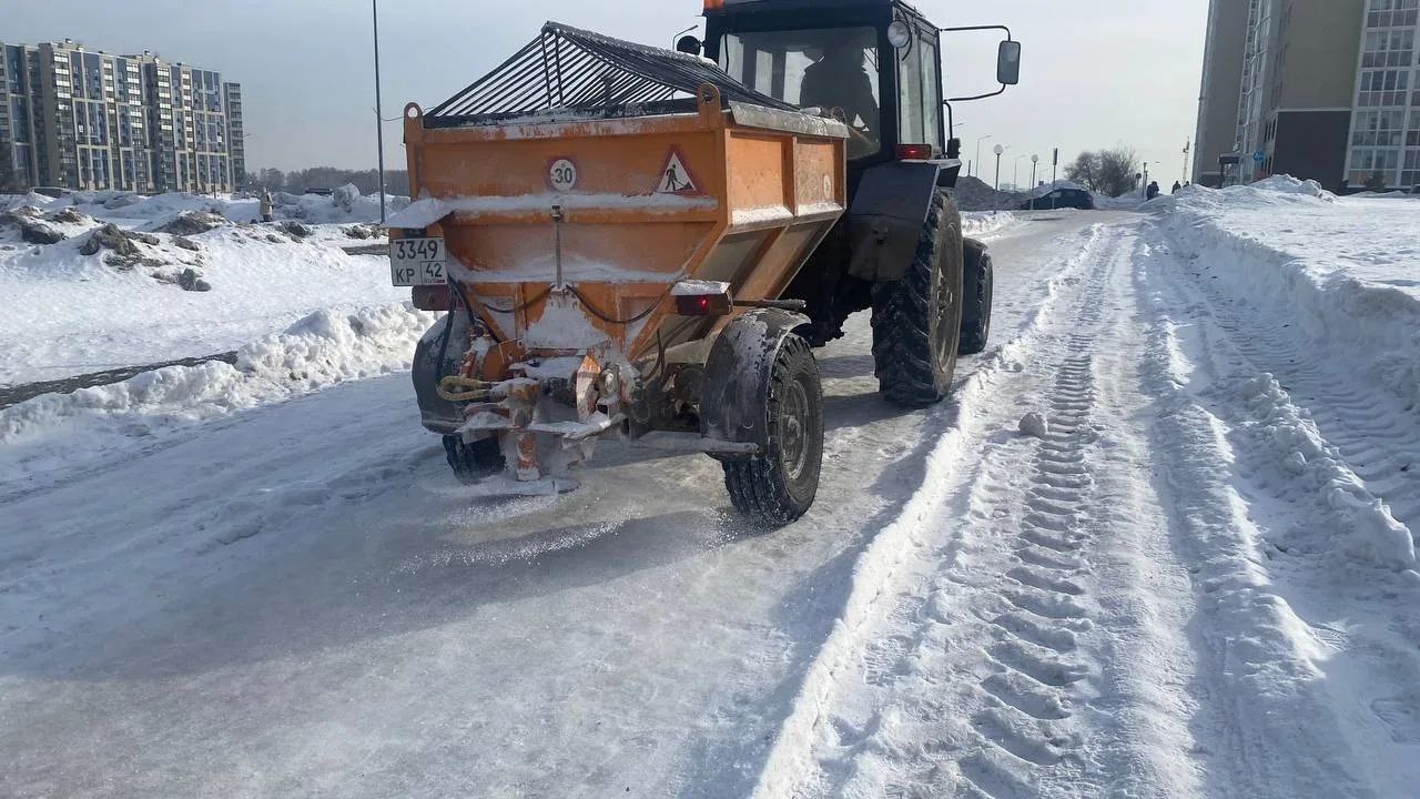 Уборка города от снега проводится сегодня в каждом районе Кемерова Уборка города от снега проводится сегодня в каждом районе Кемерова