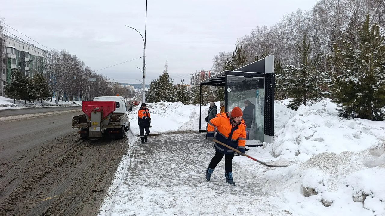 Уборка города от снега проводится сегодня в каждом районе Кемерова Уборка города от снега проводится сегодня в каждом районе Кемерова