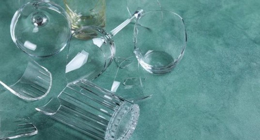 Как быстро и безопасно убрать разбитое стекло: советы эксперта