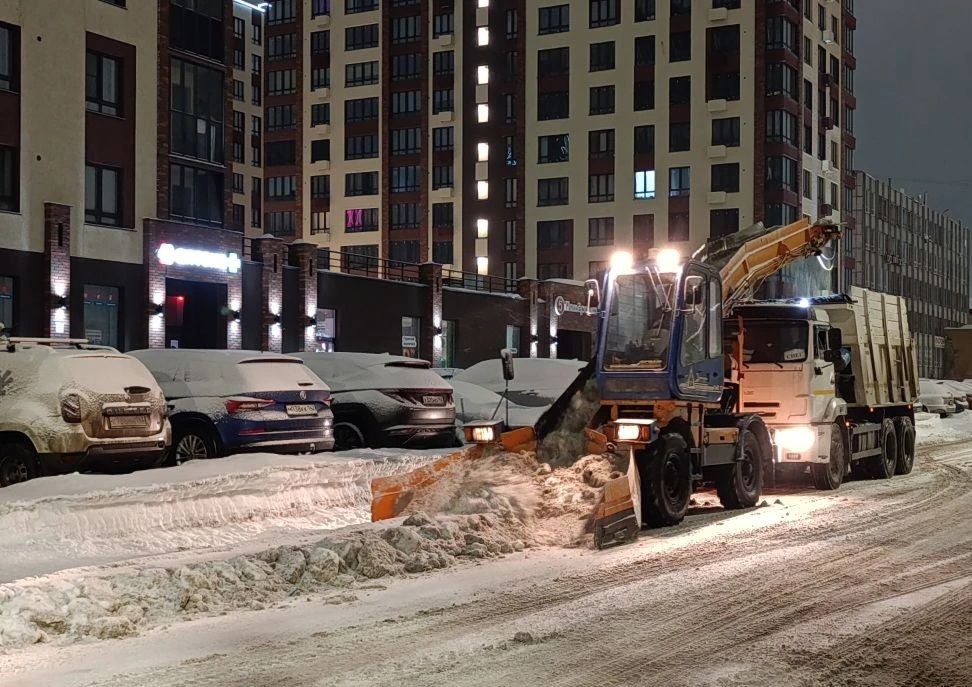 Уборка города от снега проводится сегодня в каждом районе Кемерова
