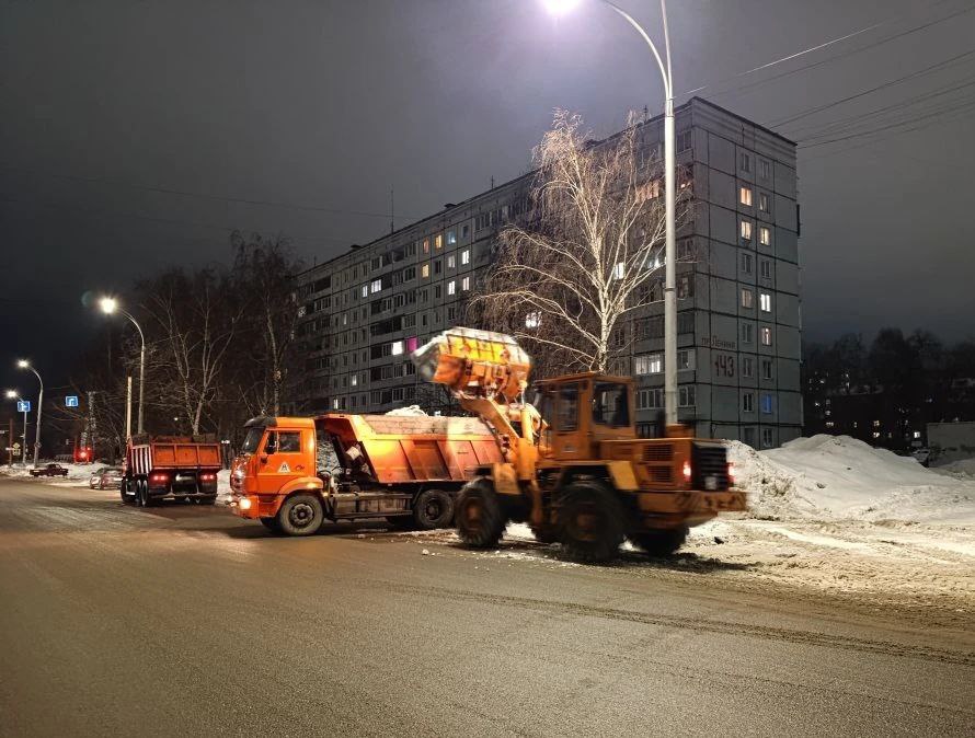 Уборка города от снега проводится сегодня в каждом районе Кемерова Уборка города от снега проводится сегодня в каждом районе Кемерова
