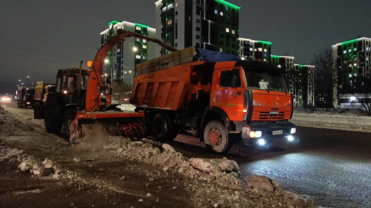 Уборка города от снега проводится сегодня в каждом районе Кемерова Уборка города от снега проводится сегодня в каждом районе Кемерова