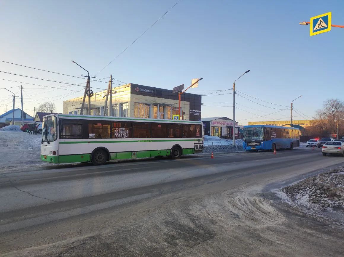 Сотрудники беловской Госавтоинспекции устанавливают обстоятельства столкновения двух автобусов