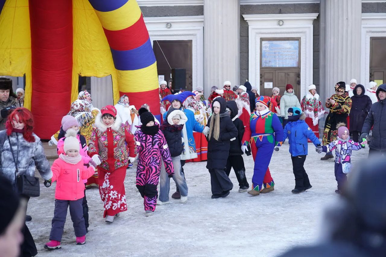 В Кировском районе на площади у ДК им. 50-летия Октября состоялись народные гуляния «Масленичные забавы» В Кировском районе на площади у ДК им. 50-летия Октября состоялись народные гуляния «Масленичные забавы»