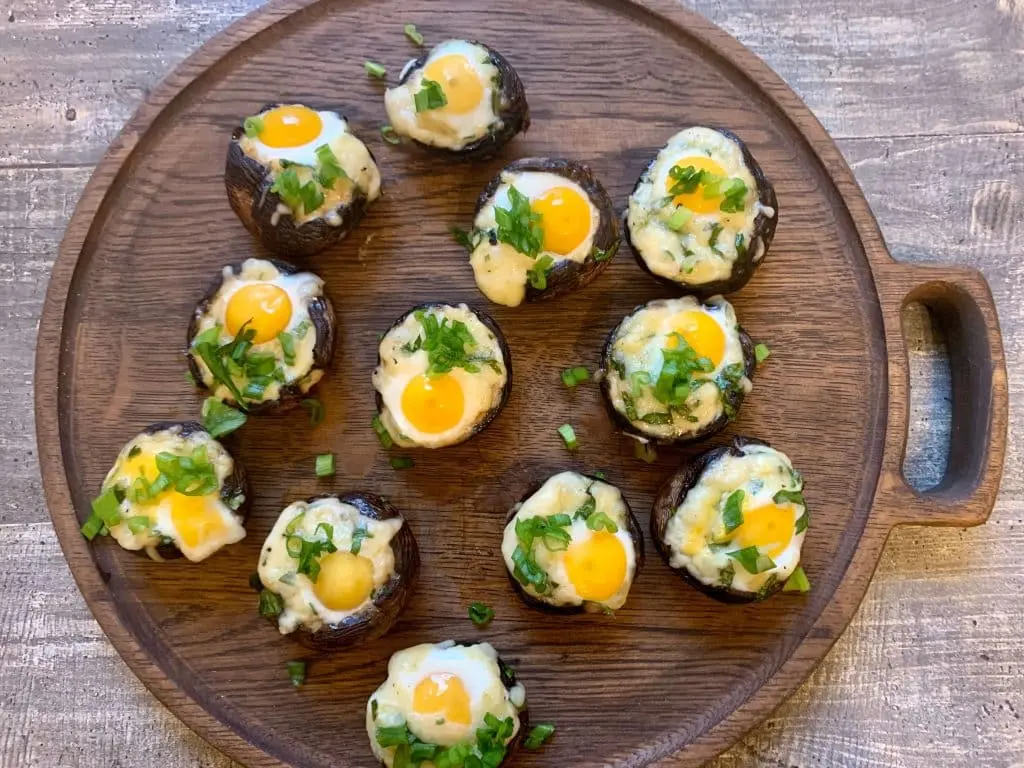 Идеальная закуска для праздничного стола: фаршированные шампиньоны с перепелиными яйцами