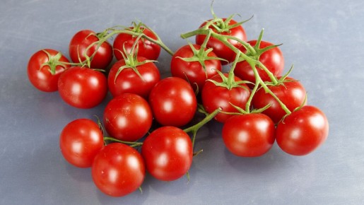 Как сделать помидоры для салата вкуснее: необычный прием