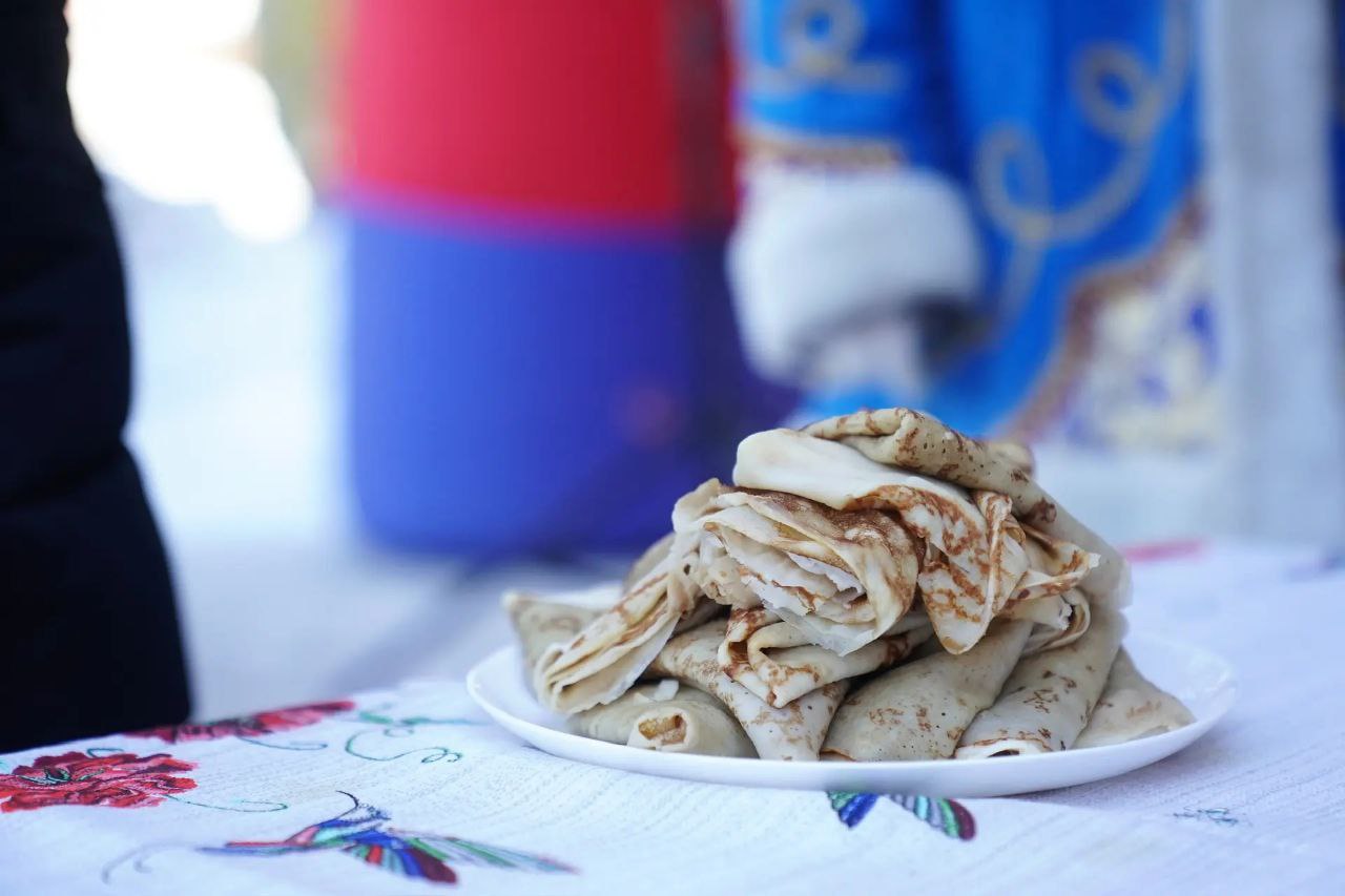 В Кировском районе на площади у ДК им. 50-летия Октября состоялись народные гуляния «Масленичные забавы» В Кировском районе на площади у ДК им. 50-летия Октября состоялись народные гуляния «Масленичные забавы»