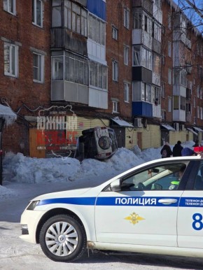 Машина улетела в многоэтажку в Таштаголе