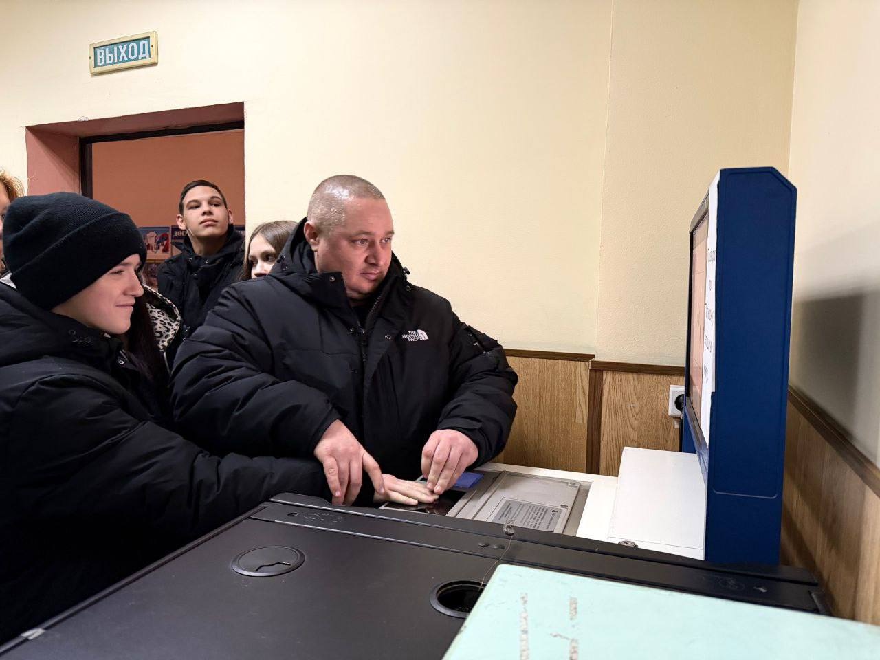 Транспортные полицейские Кузбасса и общественники показали детям работу железнодорожников Транспортные полицейские Кузбасса и общественники показали детям работу железнодорожников