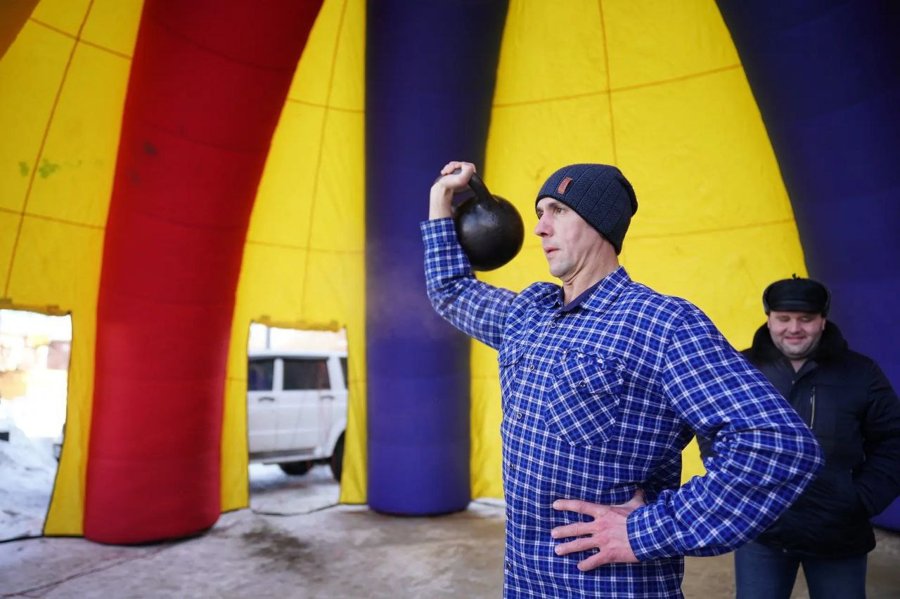 В Кировском районе на площади у ДК им. 50-летия Октября состоялись народные гуляния «Масленичные забавы» В Кировском районе на площади у ДК им. 50-летия Октября состоялись народные гуляния «Масленичные забавы»