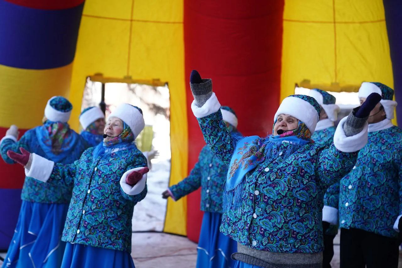 В Кировском районе на площади у ДК им. 50-летия Октября состоялись народные гуляния «Масленичные забавы» В Кировском районе на площади у ДК им. 50-летия Октября состоялись народные гуляния «Масленичные забавы»