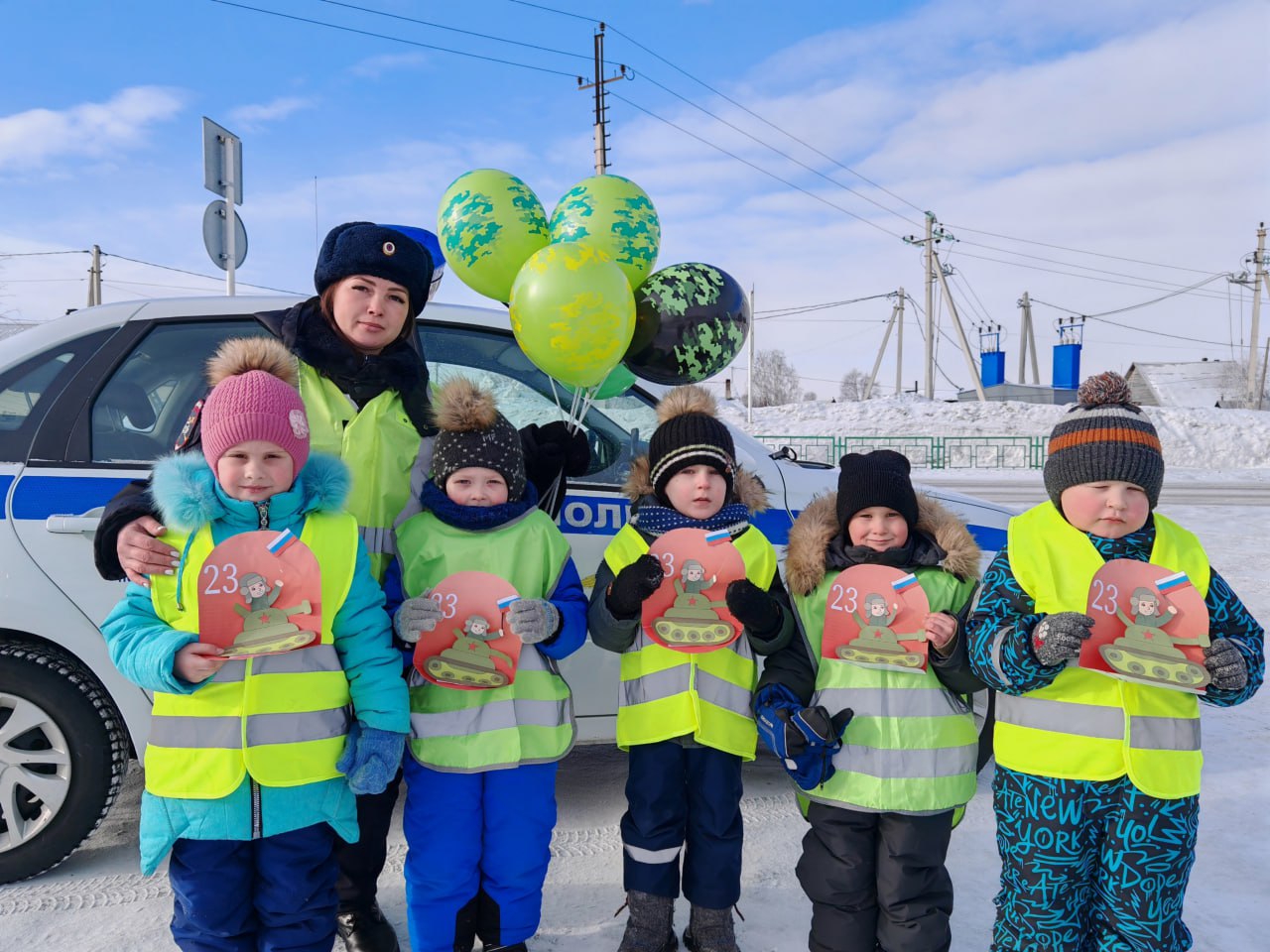 Сотрудники Крапивинской Госавтоинспекции и дошкольники поздравили водителей с Днем защитника Отечества Сотрудники Крапивинской Госавтоинспекции и дошкольники поздравили водителей с Днем защитника Отечества