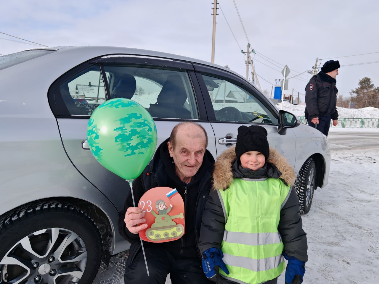 Сотрудники Крапивинской Госавтоинспекции и дошкольники поздравили водителей с Днем защитника Отечества Сотрудники Крапивинской Госавтоинспекции и дошкольники поздравили водителей с Днем защитника Отечества