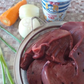 Нежная говяжья печень, запеченная с овощами в сметане