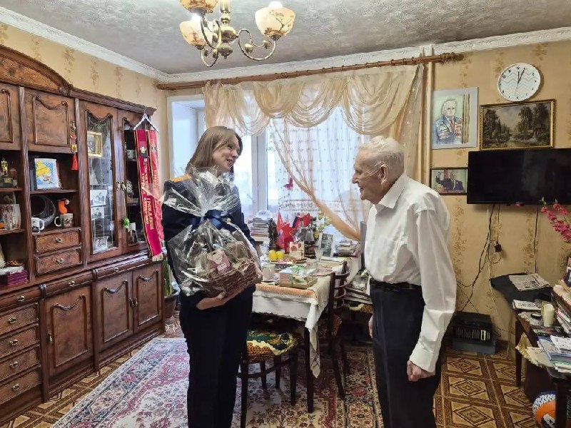 Сотрудники регионального следственного управления поздравили ветерана Великой Отечественной войны с Днем защитника Отечества Сотрудники регионального следственного управления поздравили ветерана Великой Отечественной войны с Днем защитника Отечества