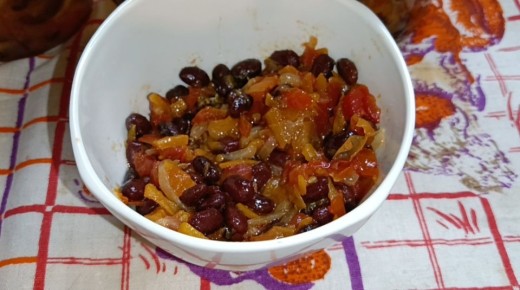 Вкусная греческая закуска на зиму: фасоль и овощи