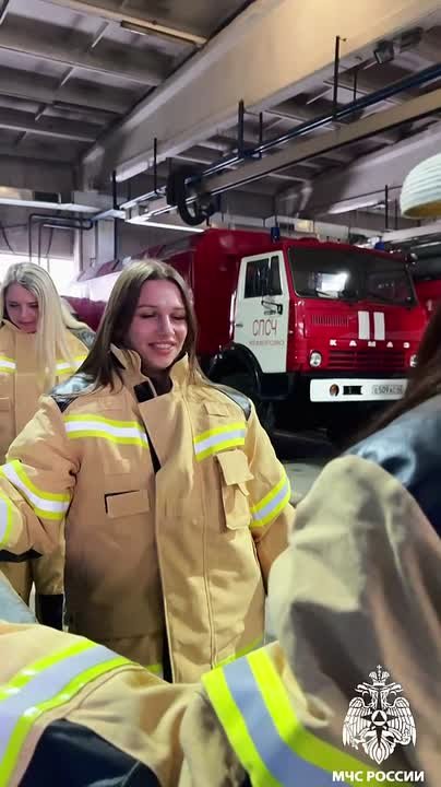 Дорогие мужчины МЧС России! Поздравляем вас с 23 февраля!