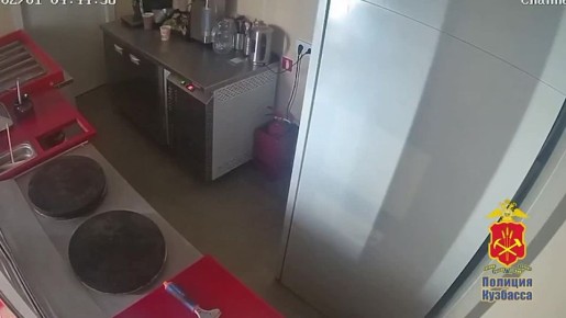 В Кемерове полицейские задержали рецидивиста, который похитил выручку в двух торговых павильонах