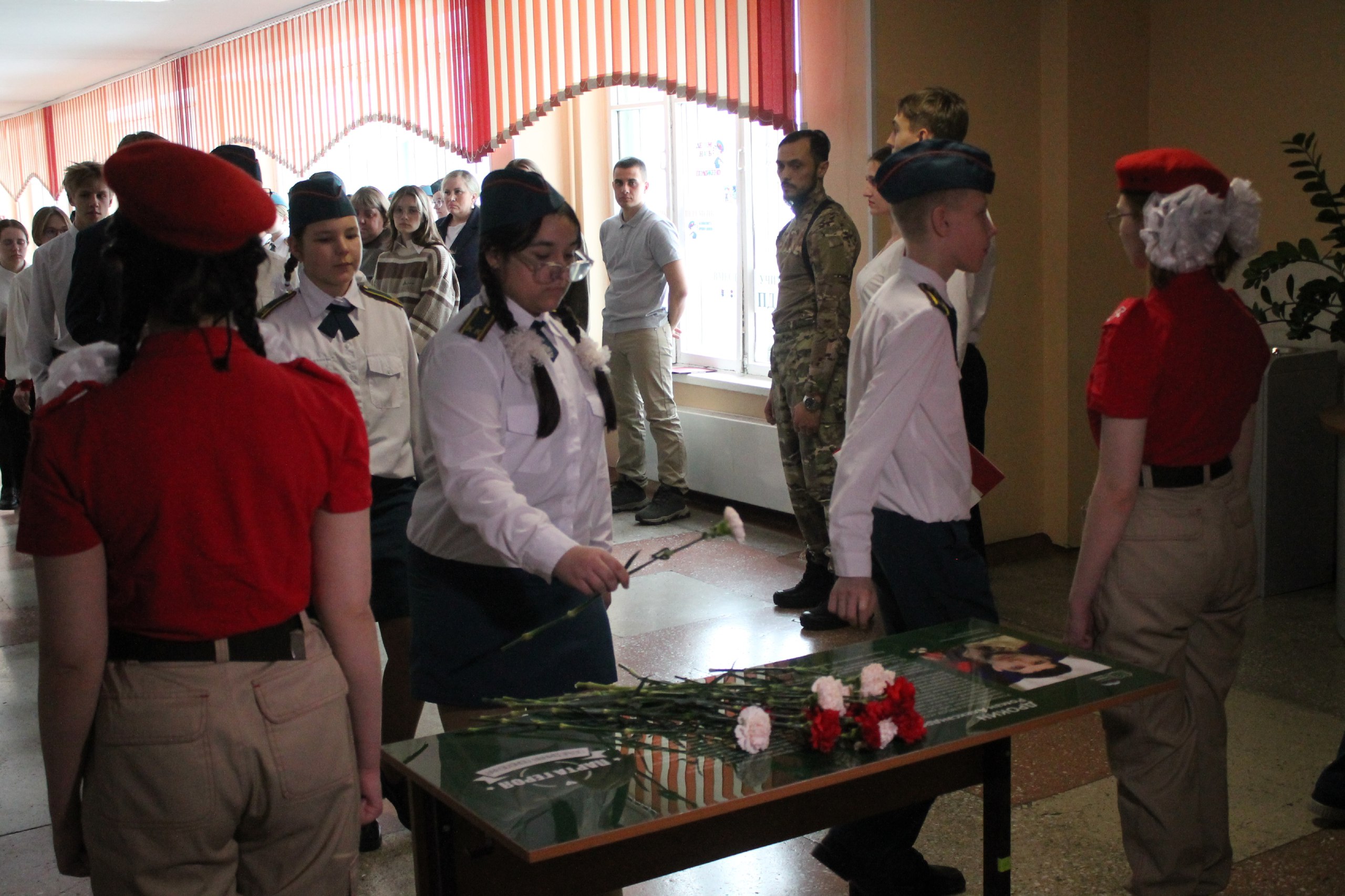 В школе №13 прошла торжественная церемония открытия «Парты Героя» В школе №13 прошла торжественная церемония открытия «Парты Героя»