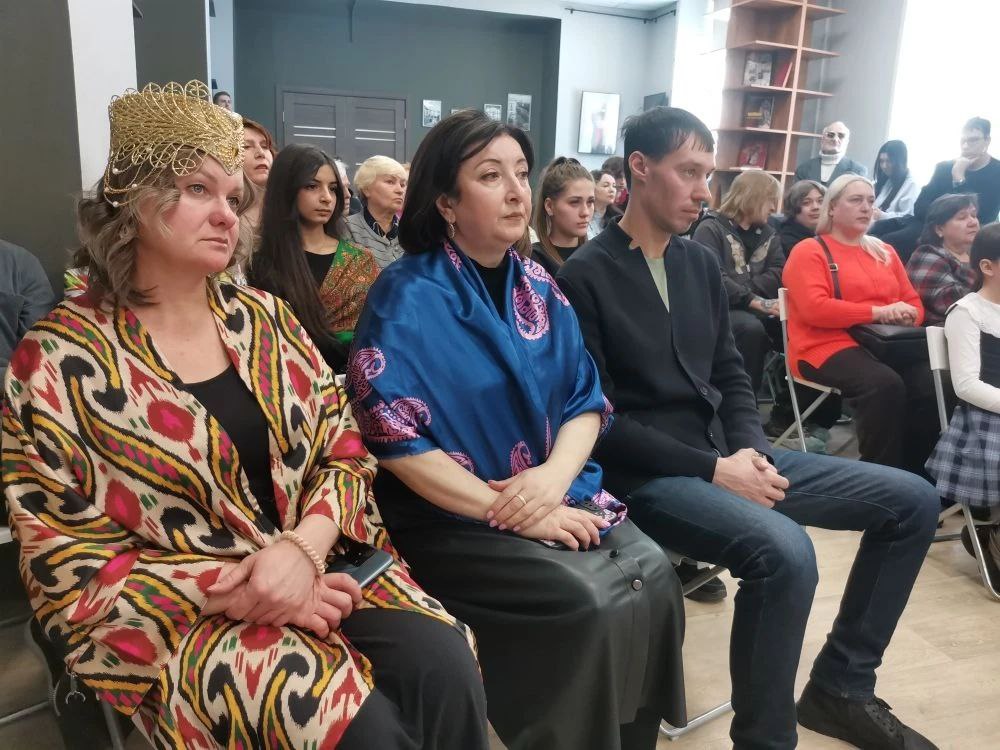 В Библиотеке городских историй прошла встреча «Наша сила – в единстве» В Библиотеке городских историй прошла встреча «Наша сила – в единстве»