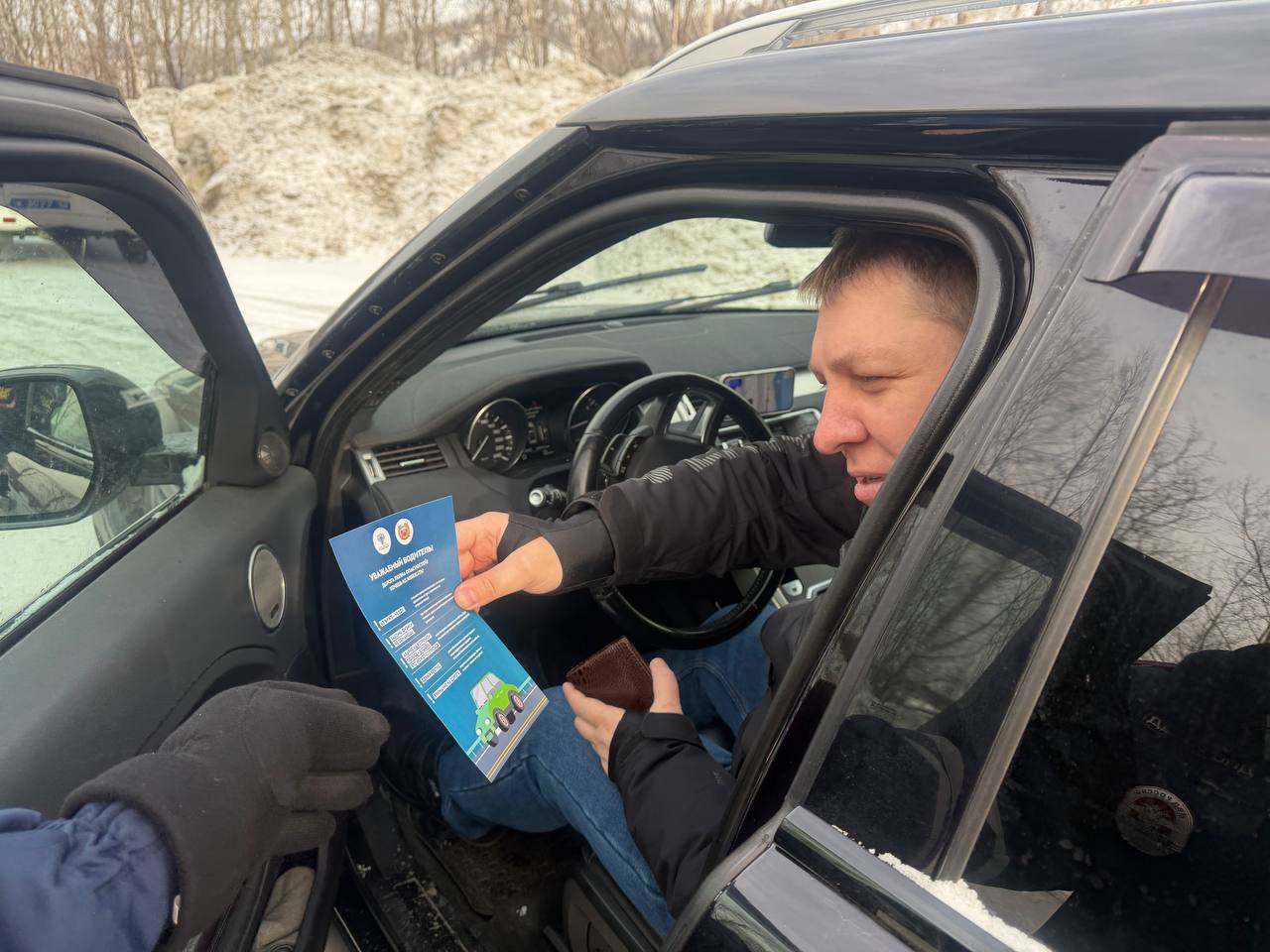 Госавтоинспекция Междуреченска проводит беседы с автомобилистами о дорожных опасностях Госавтоинспекция Междуреченска проводит беседы с автомобилистами о дорожных опасностях