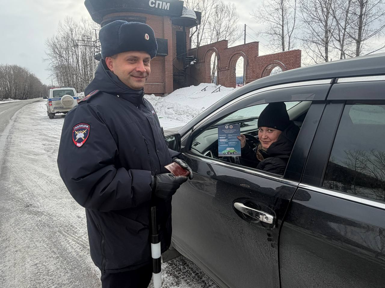 Госавтоинспекция Междуреченска проводит беседы с автомобилистами о дорожных опасностях