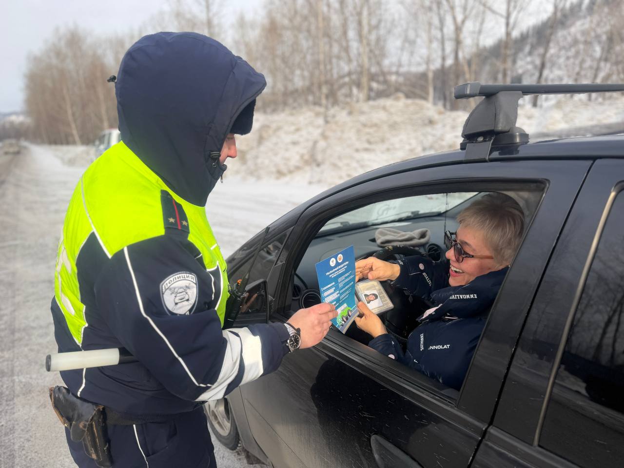 Госавтоинспекция Междуреченска проводит беседы с автомобилистами о дорожных опасностях Госавтоинспекция Междуреченска проводит беседы с автомобилистами о дорожных опасностях