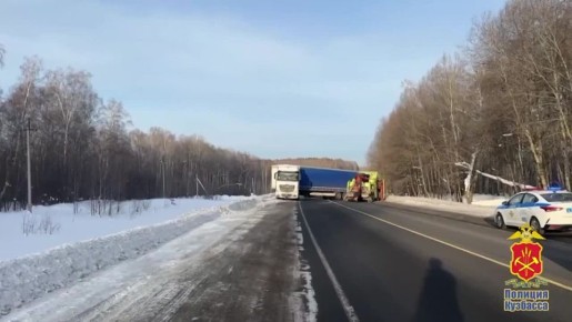 В Топках сотрудники ГИБДД оказали помощь водителю фуры, застрявшей в придорожном кювете