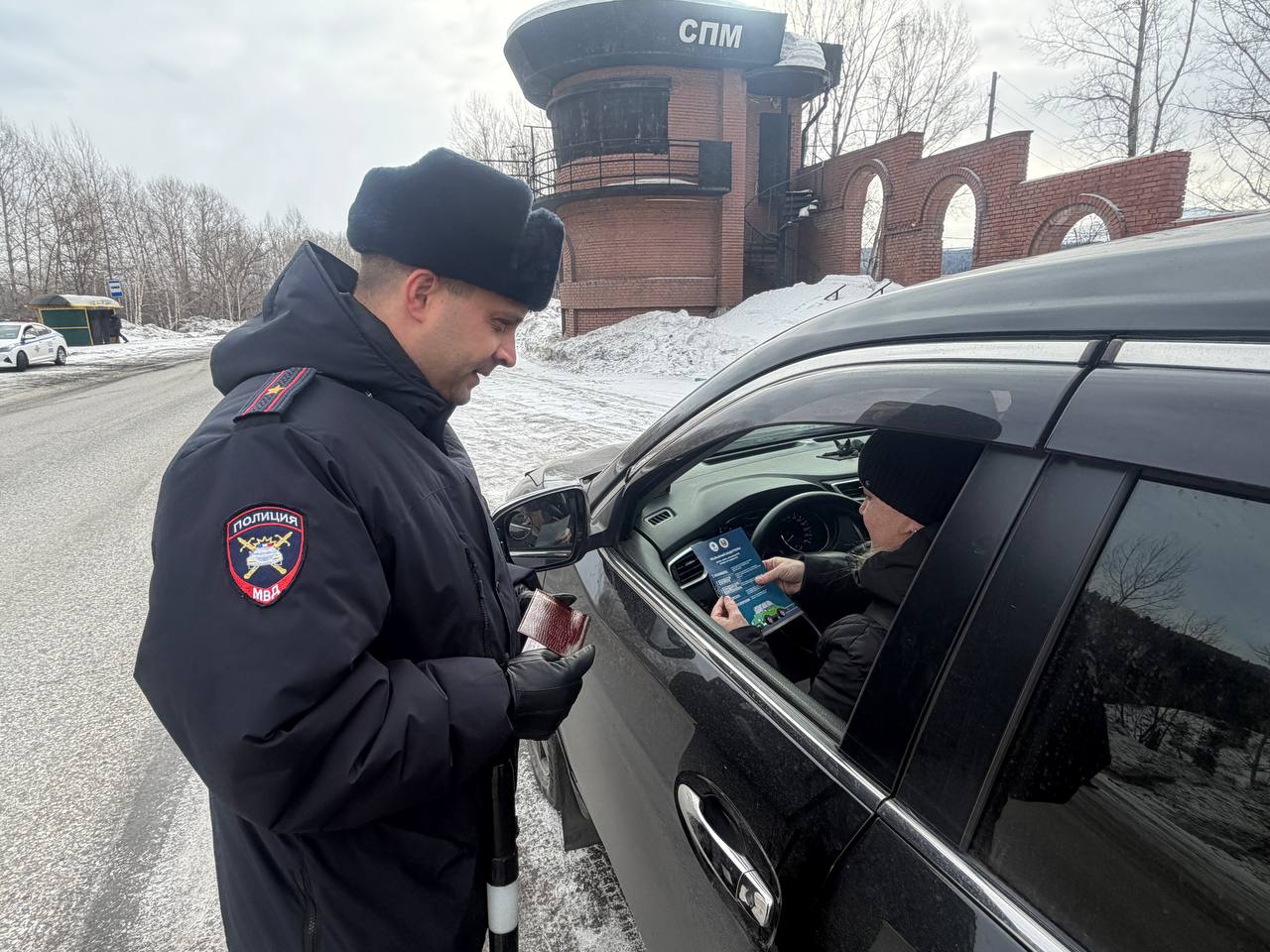 Госавтоинспекция Междуреченска проводит беседы с автомобилистами о дорожных опасностях Госавтоинспекция Междуреченска проводит беседы с автомобилистами о дорожных опасностях