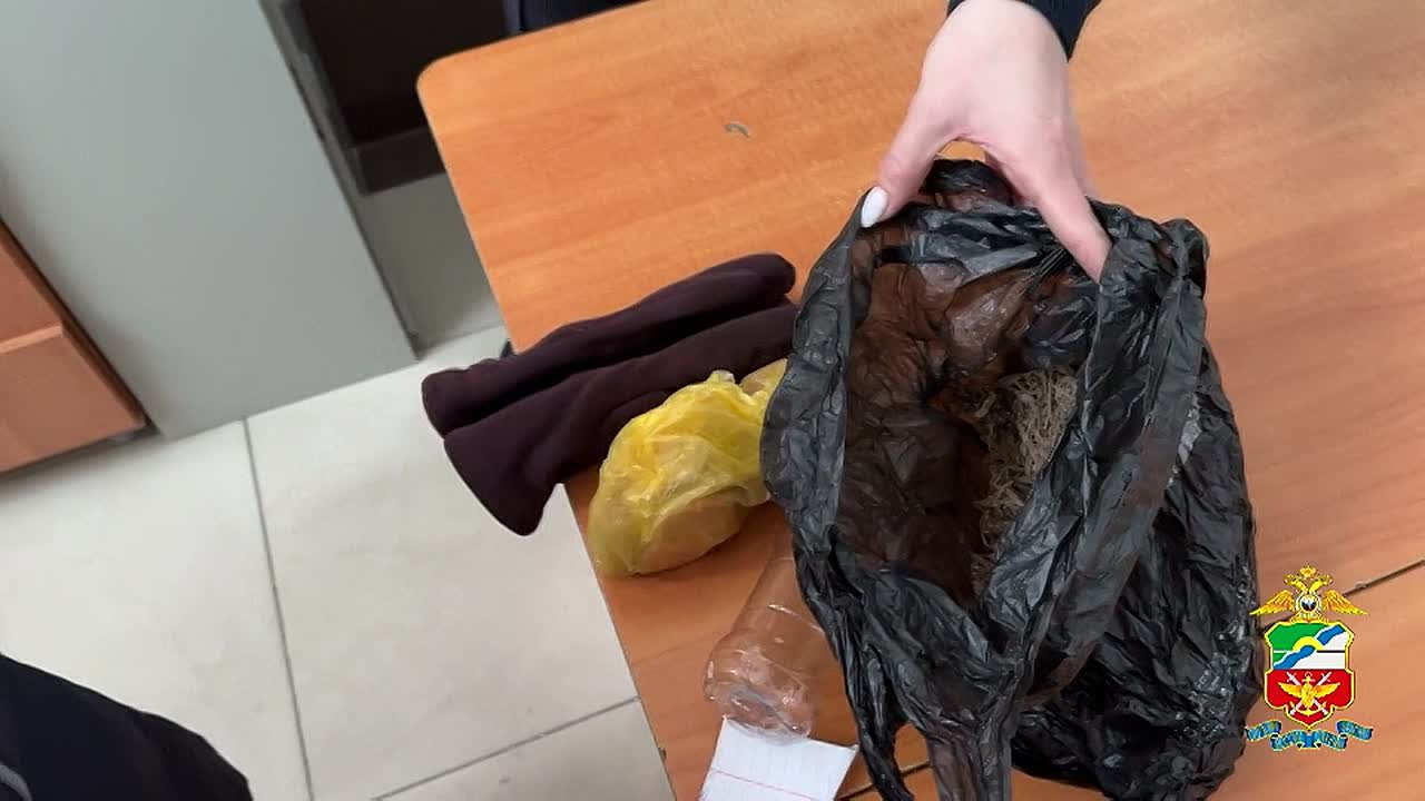 В Кузбассе транспортные полицейские задержали женщину с марихуаной