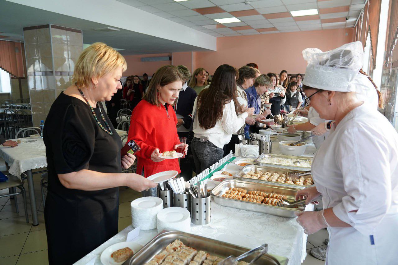 В Кемерове специалисты «Школьного питания» ответили на вопросы родителей и представили новые блюда весеннего меню В Кемерове специалисты «Школьного питания» ответили на вопросы родителей и представили новые блюда весеннего меню