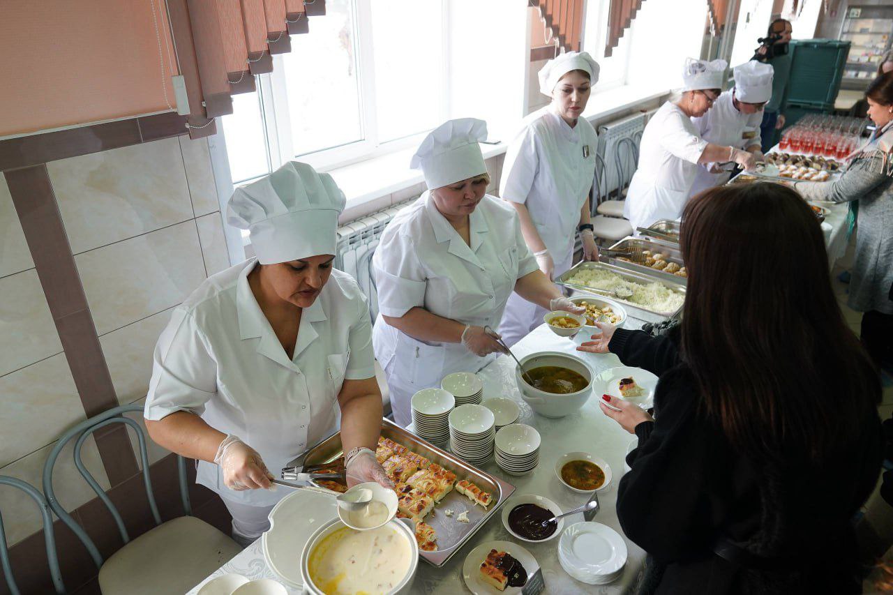 В Кемерове специалисты «Школьного питания» ответили на вопросы родителей и представили новые блюда весеннего меню В Кемерове специалисты «Школьного питания» ответили на вопросы родителей и представили новые блюда весеннего меню