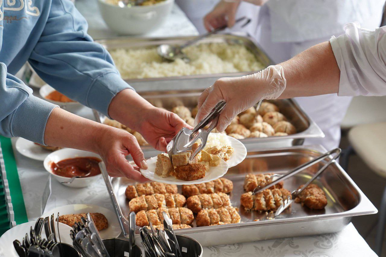 В Кемерове специалисты «Школьного питания» ответили на вопросы родителей и представили новые блюда весеннего меню