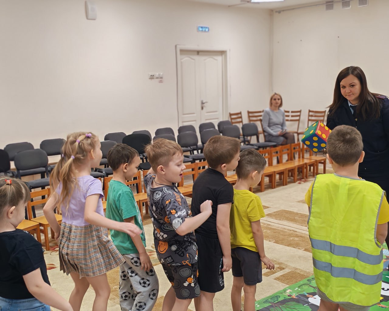 Сотрудники Госавтоинспекции Юрги провели игру с воспитанниками детского сада №42 Сотрудники Госавтоинспекции Юрги провели игру с воспитанниками детского сада №42