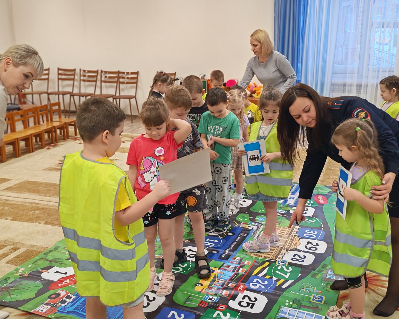 Сотрудники Госавтоинспекции Юрги провели игру с воспитанниками детского сада №42 Сотрудники Госавтоинспекции Юрги провели игру с воспитанниками детского сада №42