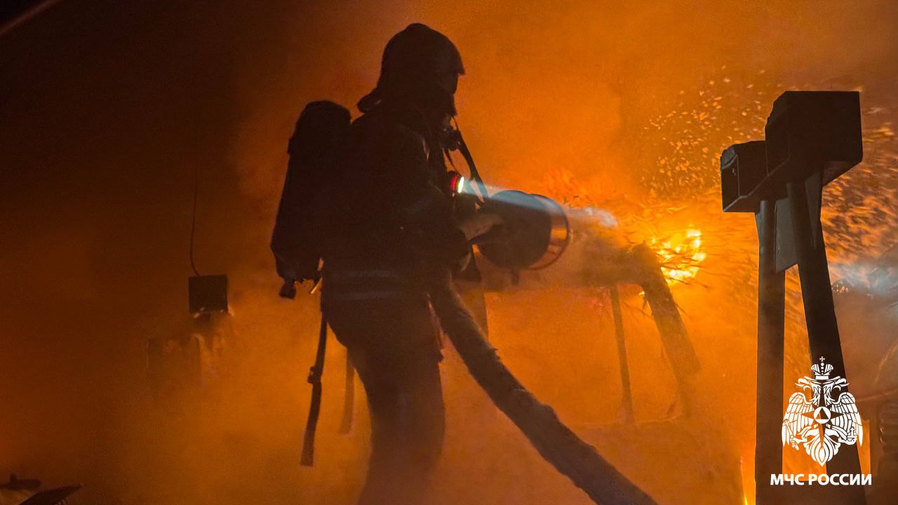Сотрудники МЧС России ликвидировали пожар на 1000м Сотрудники МЧС России ликвидировали пожар на 1000м
