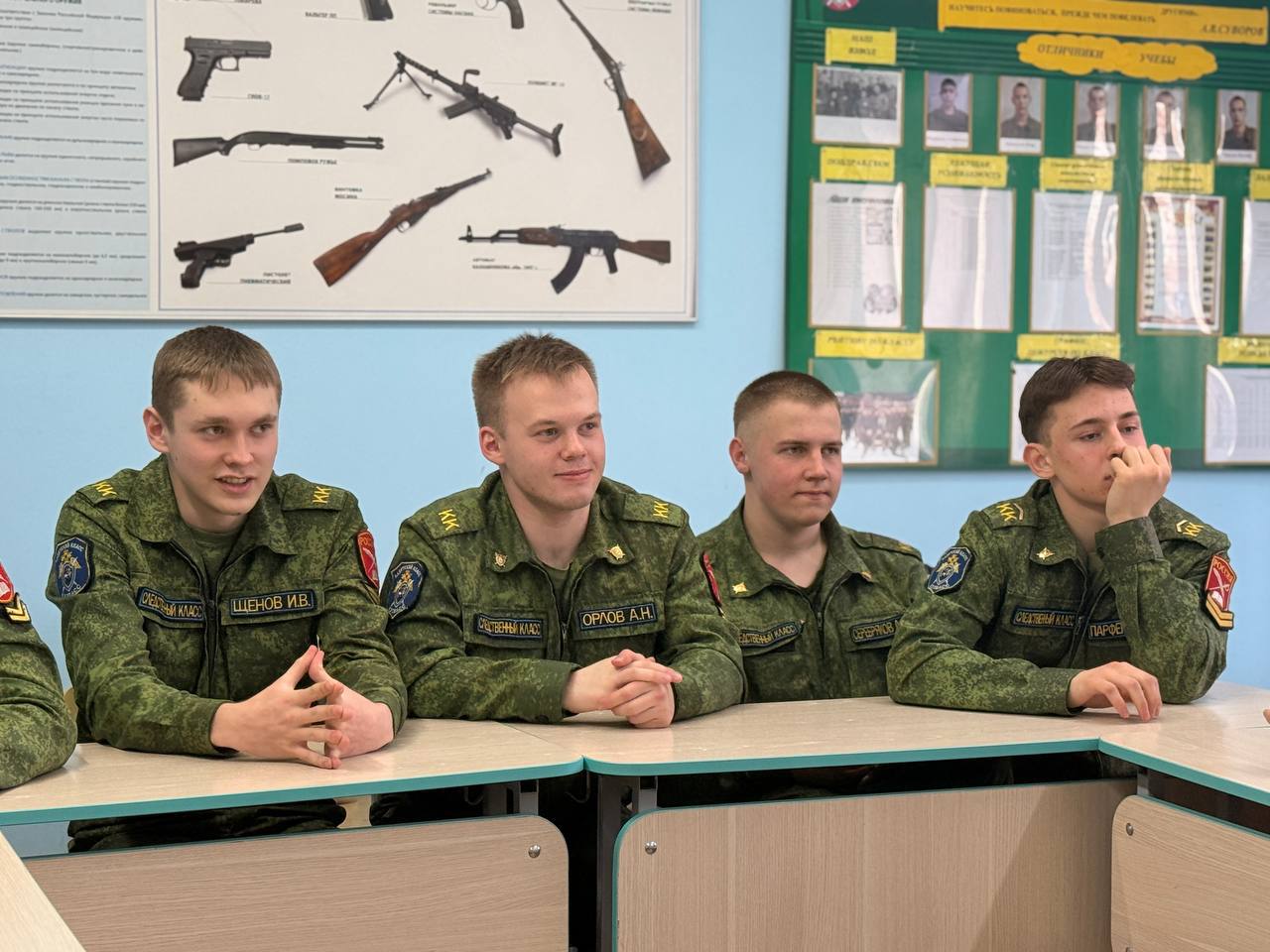 Сотрудники СК и активисты молодежного союза «Юный следователь» провели для кадет профориентационное мероприятие Сотрудники СК и активисты молодежного союза «Юный следователь» провели для кадет профориентационное мероприятие