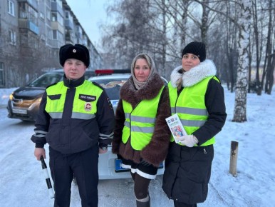 Сотрудники Госавтоинспекции Новокузнецка совместно с «Родительским патрулем» провели профилактическую акцию «Ребенок в двойной защите»