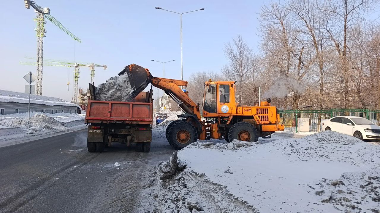 В Кемерове сегодня продолжается противогололедная обработка тротуаров и пешеходных переходов В Кемерове сегодня продолжается противогололедная обработка тротуаров и пешеходных переходов