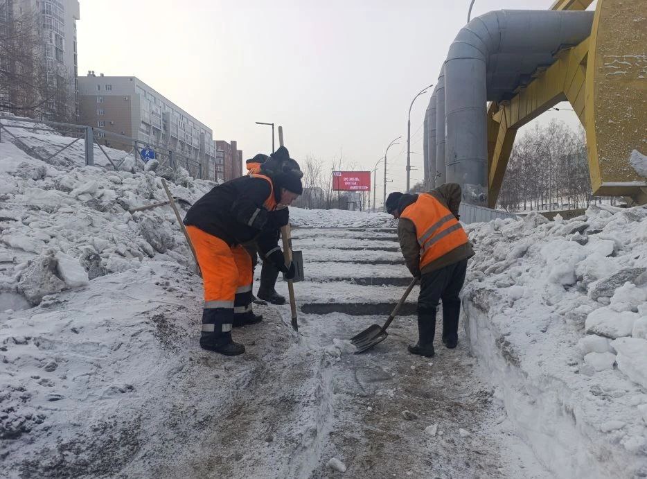 В Кемерове сегодня продолжается противогололедная обработка тротуаров и пешеходных переходов В Кемерове сегодня продолжается противогололедная обработка тротуаров и пешеходных переходов