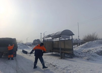 В Кемерове сегодня продолжается противогололедная обработка тротуаров и пешеходных переходов